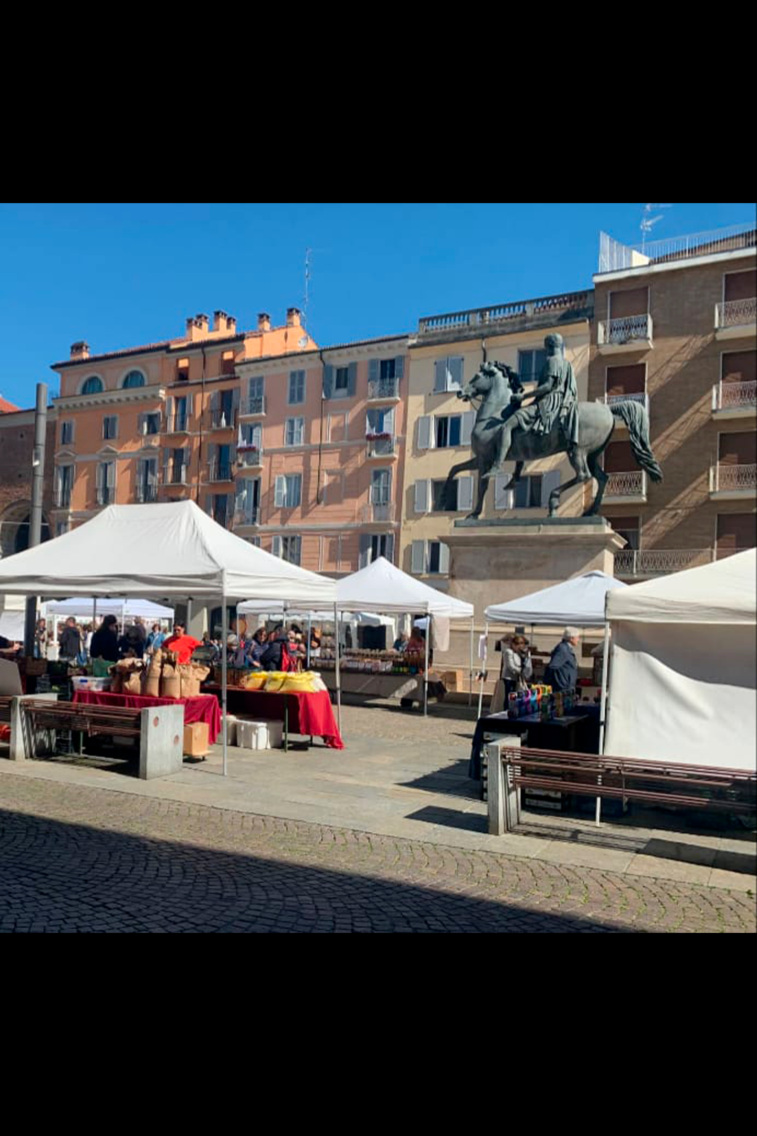 Casale in piazza per Il Paniere